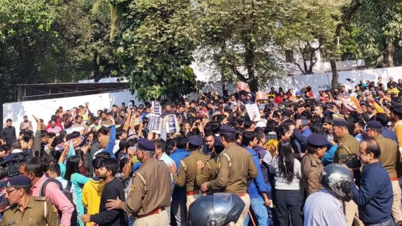 पटना में BPSC छात्रों के साथ लाठीचार्ज, क्या है हंगामे की वजह?