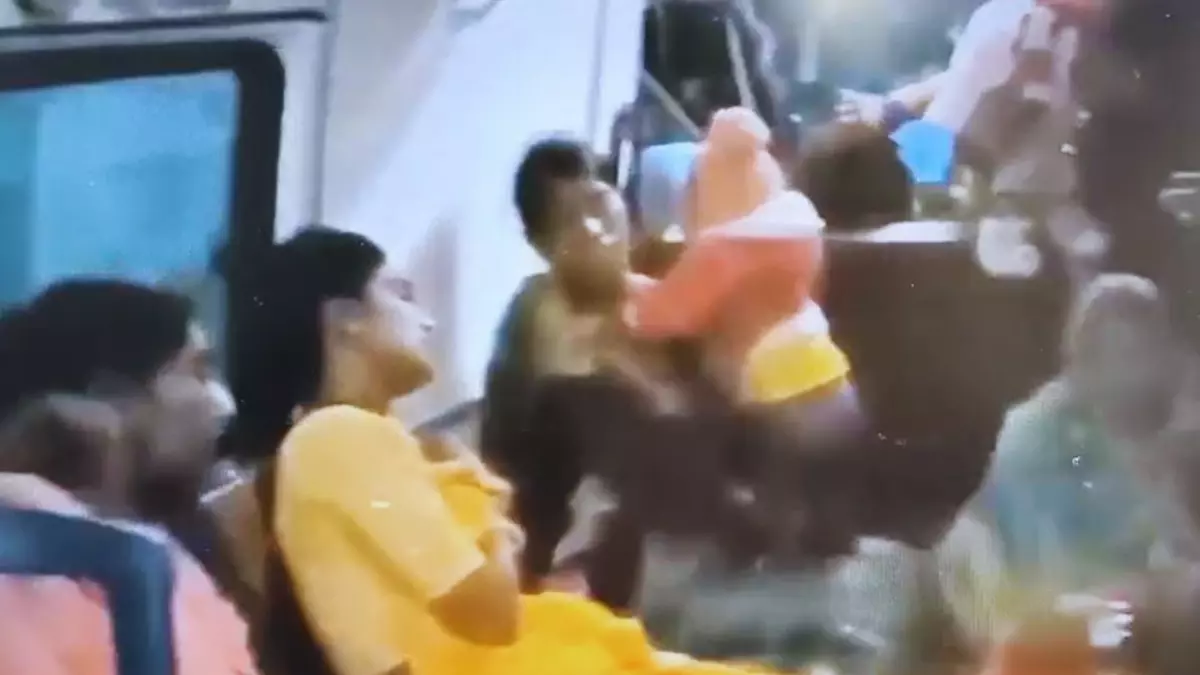 MP: सतना में एलटीटी ऑपरेशन कैंप में लापरवाही; महिलाओं के साथ पशुओं जैसा बर्ताव,Video वायरल