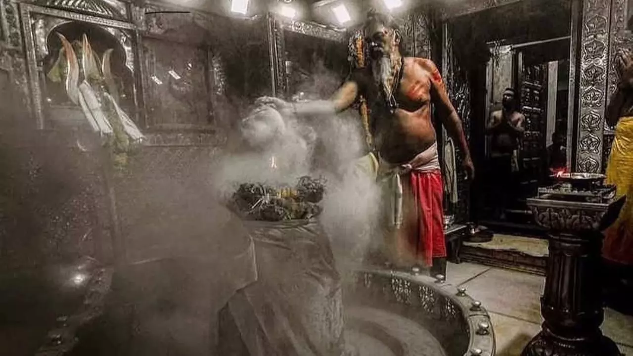 महाकाल की भस्म आरती में श्मशान की राख! आखिर क्या है इसके पीछे की सच्चाई? महाकाल की भस्म आरती में श्मशान की राख! आखिर क्या है इसके पीछे की सच्चाई?