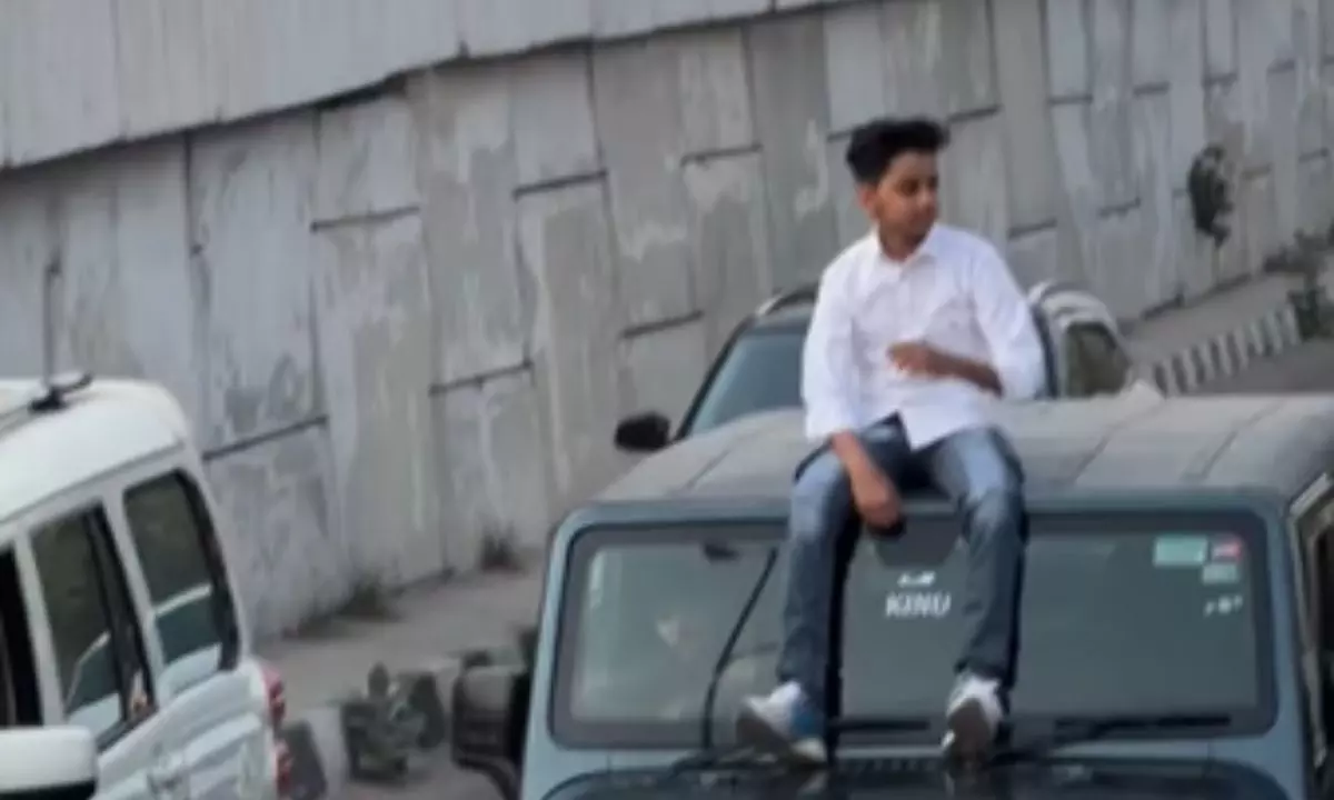 पापा पुलिस में है देख लेंगे, नाबालिग ने चलती कार में किया खतरनाक स्टंट, Video Viral पापा पुलिस में है देख लेंगे, नाबालिग ने चलती कार में किया खतरनाक स्टंट, Video Viral