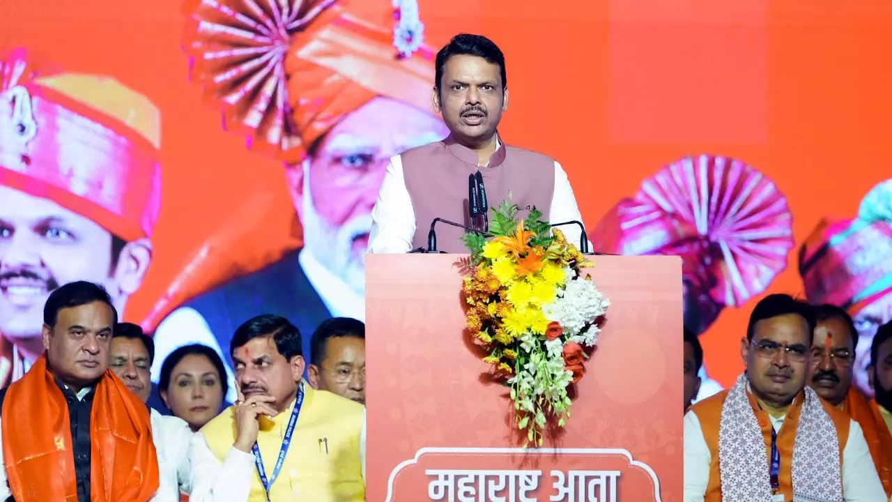 फडणवीस के शपथ ग्रहण में भयंकर चोरी! सोने की चेन और 12 लाख रुपये कैसे उड़ा ले गए चोर?