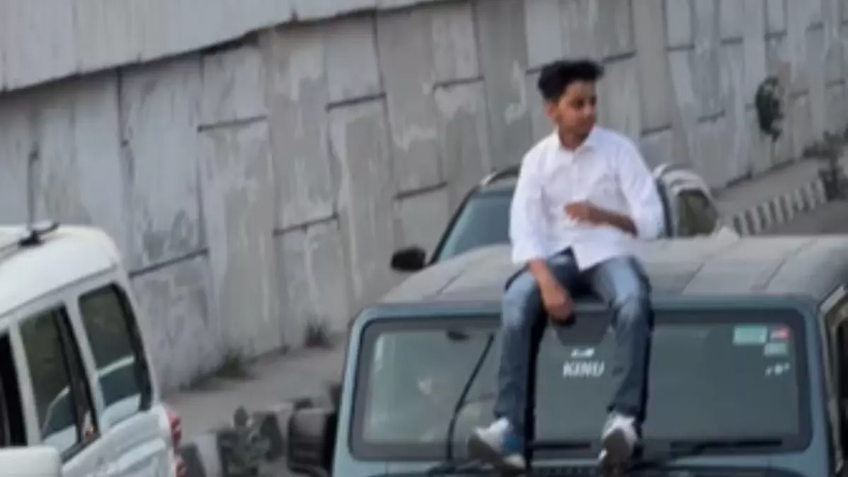 पापा पुलिस में है देख लेंगे, नाबालिग ने चलती कार में किया खतरनाक स्टंट, Video Viral