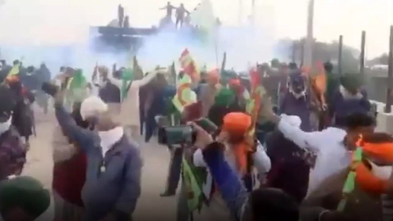 पहले आंसू गैस के गोले और फिर बरसाए फूल! किसानों का दिल्ली मार्च पोस्टपोन; पढ़ें LATEST UPDATE