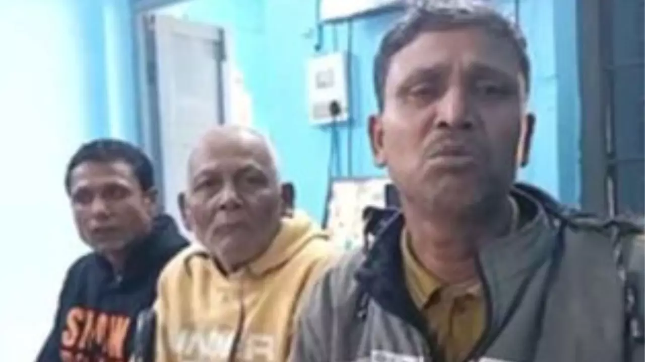 हम सताए गए हैं... त्रिपुरा में पकड़े गए 10 बांग्लादेशी हिंदू, वापस जाने के नाम से कांप गई रूह हम सताए गए हैं... त्रिपुरा में पकड़े गए 10 बांग्लादेशी हिंदू, वापस जाने के नाम से कांप गई रूह