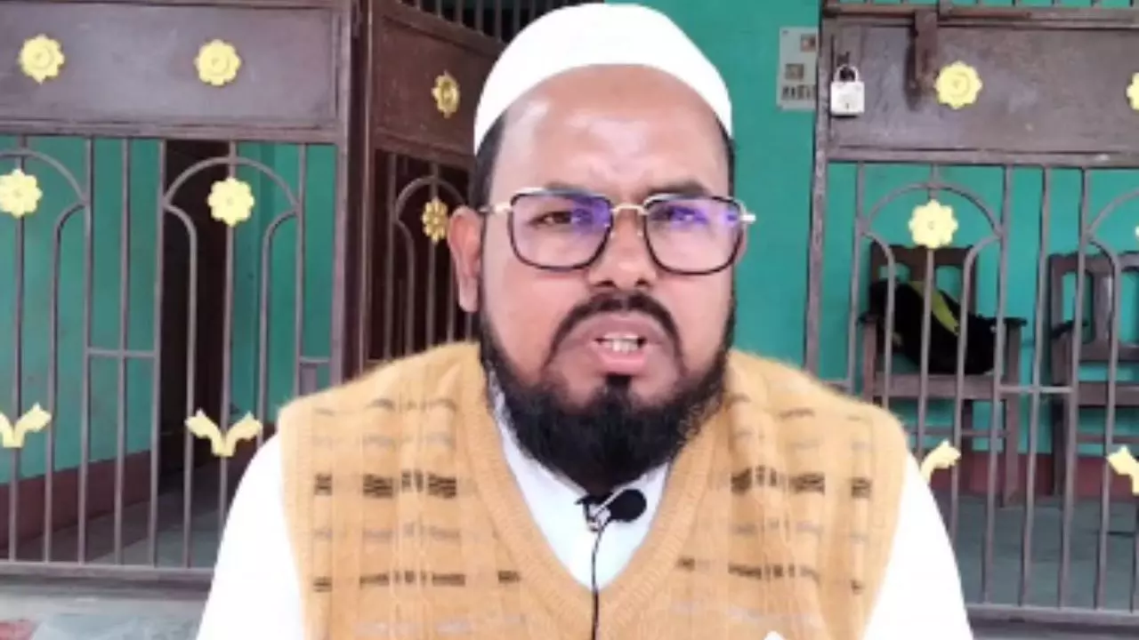 मैडम का दुपट्टा खींचा तो मच गया बवाल... मुखिया जी की इस हरकत के पीछे क्या है सच्चाई? मैडम का दुपट्टा खींचा तो मच गया बवाल... मुखिया जी की इस हरकत के पीछे क्या है सच्चाई?