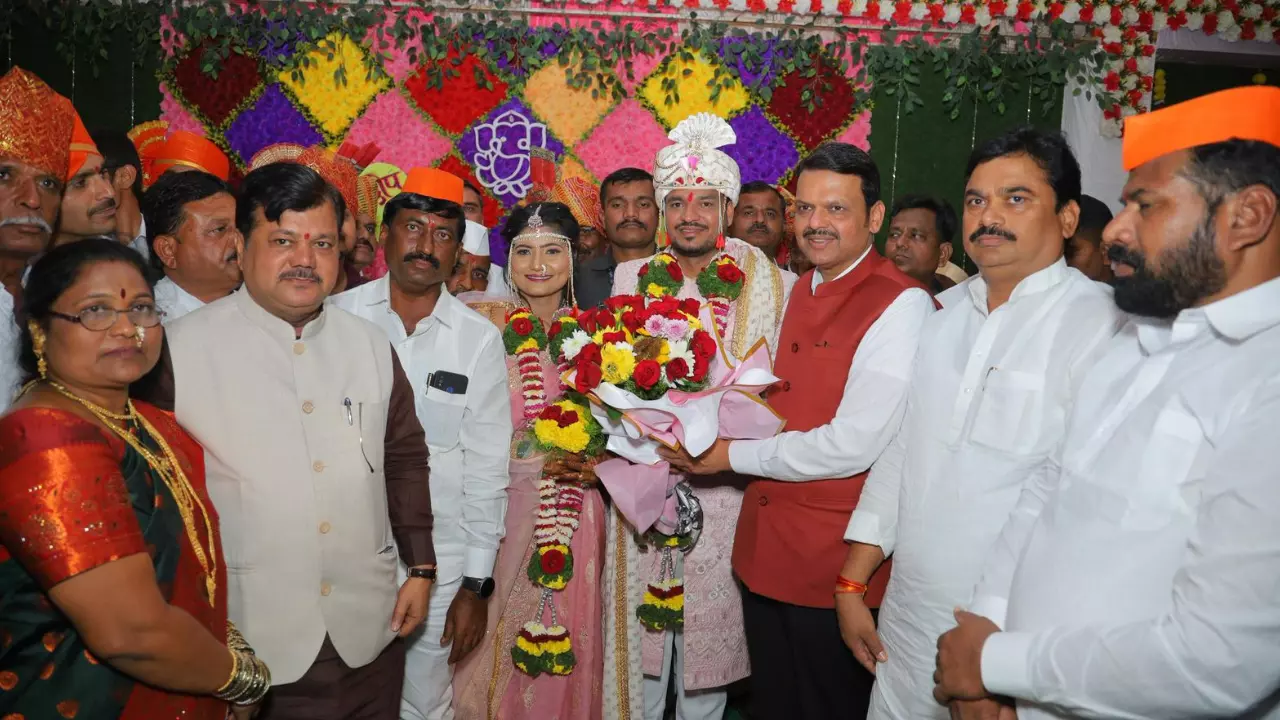 CM फडणवीस ने 8 साल पुराना वादा किया पूरा, रेप पीड़िता की बहन की शादी में हुए शामिल