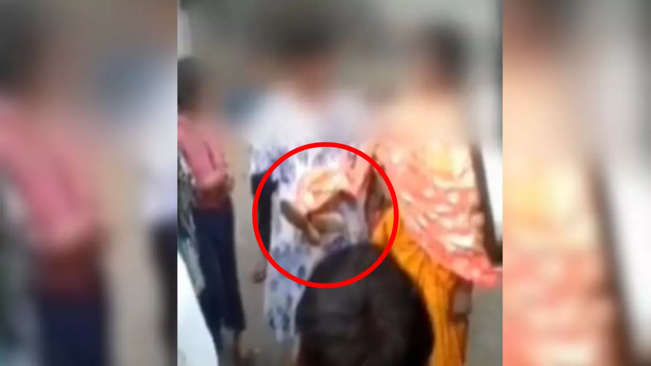 झारखंड में तालिबानी सजा! जूते की माला पहनाकर महिला और उसकी बेटी को घुमाया झारखंड में तालिबानी सजा! जूते की माला पहनाकर महिला और उसकी बेटी को घुमाया
