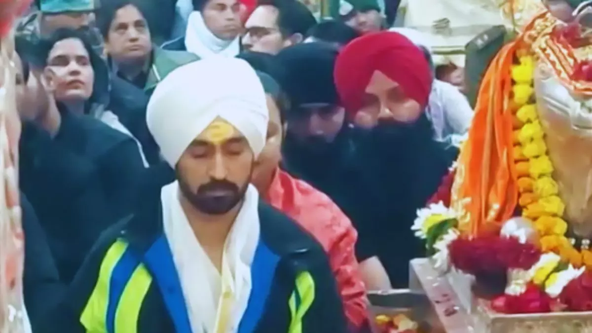 महाकालेश्वर के भस्म आरती में शामिल हुए सुपरस्टार दिलजीत दोसांझ, नंदी हॉल में बैठकर की पूजा