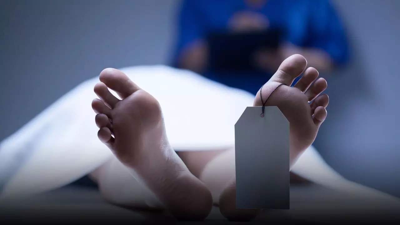 धू-धूकर जल रही थी चिता, तभी पुलिस ने निकलवाया अधजला शव...आखिर क्यों?