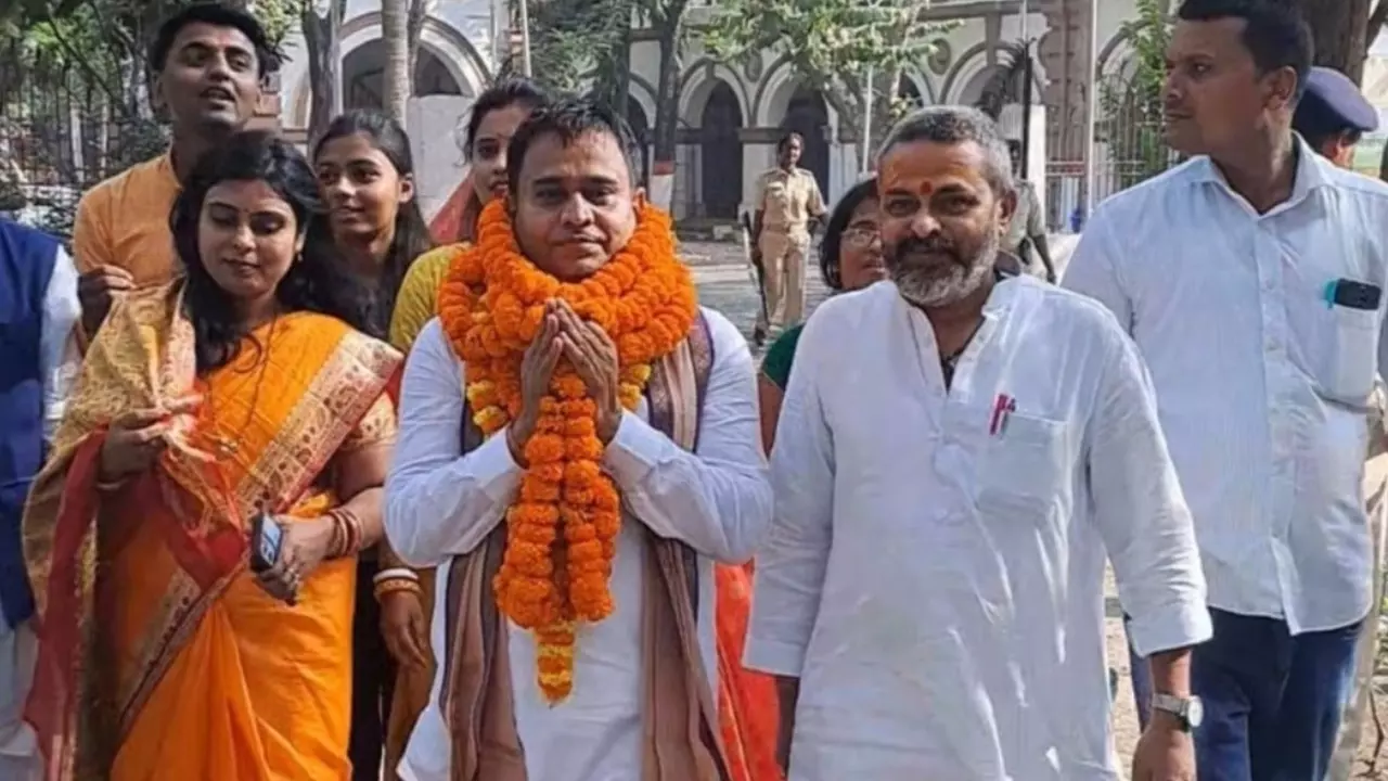 बंशीधर ब्रजवासी ने ऐसा लड़ा चुनाव...नीतीश-तेजस्वी को दी मात, अब बन गए शिक्षकों के बड़े नेता बंशीधर ब्रजवासी ने ऐसा लड़ा चुनाव...नीतीश-तेजस्वी को दी मात, अब बन गए शिक्षकों के बड़े नेता