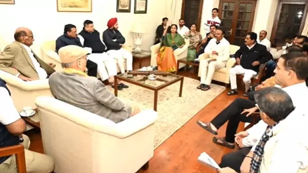 चुनाव आयोग से सुप्रीम कोर्ट तक...महाराष्ट्र में हार के बाद विपक्ष EVM पर कैसे खोल रहा मोर्चा?