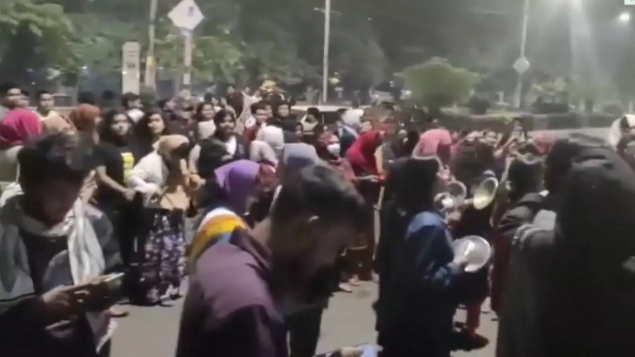 VIDEO; तेरी आंख्या का यो काजल गाने पर बांग्लादेशी छात्रों ने किया अनोखा प्रदर्शन, समझें मामला VIDEO; तेरी आंख्या का यो काजल गाने पर बांग्लादेशी छात्रों ने किया अनोखा प्रदर्शन, समझें मामला