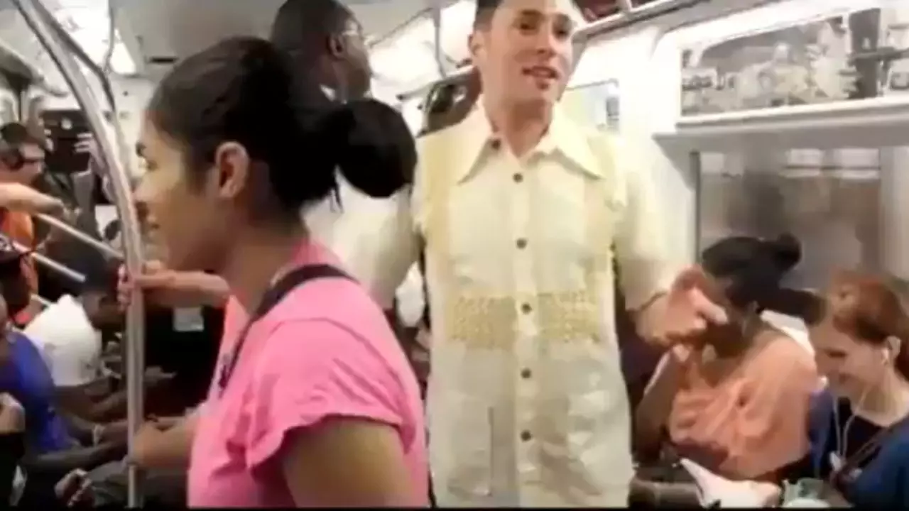 VIDEO: लड़का हो या लड़की फर्क नहीं पड़ता़, मैं अच्छा पति बन..., मेट्रो में युवक का अनोखा प्रस्ताव VIDEO: लड़का हो या लड़की फर्क नहीं पड़ता़, मैं अच्छा पति बन..., मेट्रो में युवक का अनोखा प्रस्ताव