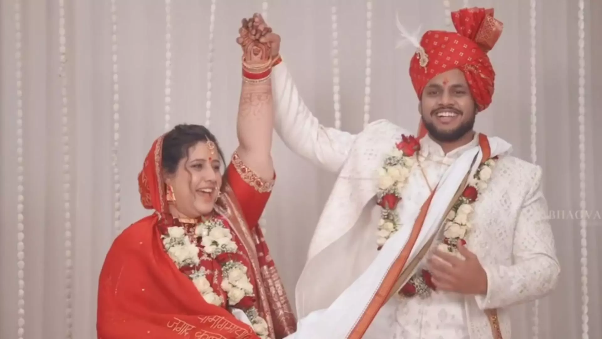 कल हो ना हो की एक्ट्रेस झनक शुक्ला ने लॉन्ग टाइम बॉयफ्रेंड से रचाई शादी, सामने आई तस्वीरें कल हो ना हो की एक्ट्रेस झनक शुक्ला ने लॉन्ग टाइम बॉयफ्रेंड से रचाई शादी, सामने आई तस्वीरें
