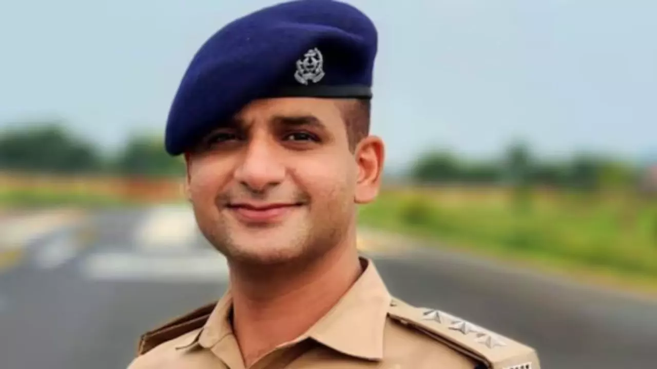 खुद को अविवाहित बताकर PHD छात्रा के साथ संबंध बनाने वाले ACP मोहसिन खान कौन?