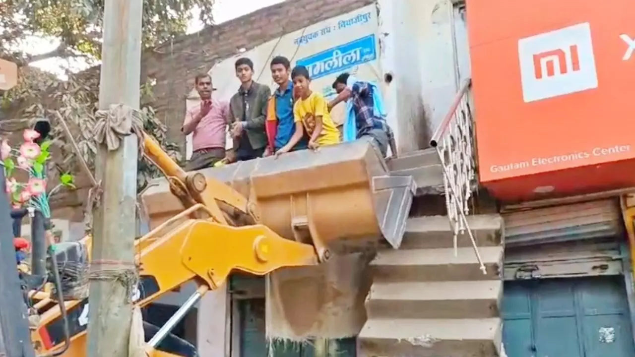 सीढ़ी तोड़कर चला गया प्रशासन, फिर बैंक में फंसे कस्टमर और स्टाफ को JCB से निकाला बाहर