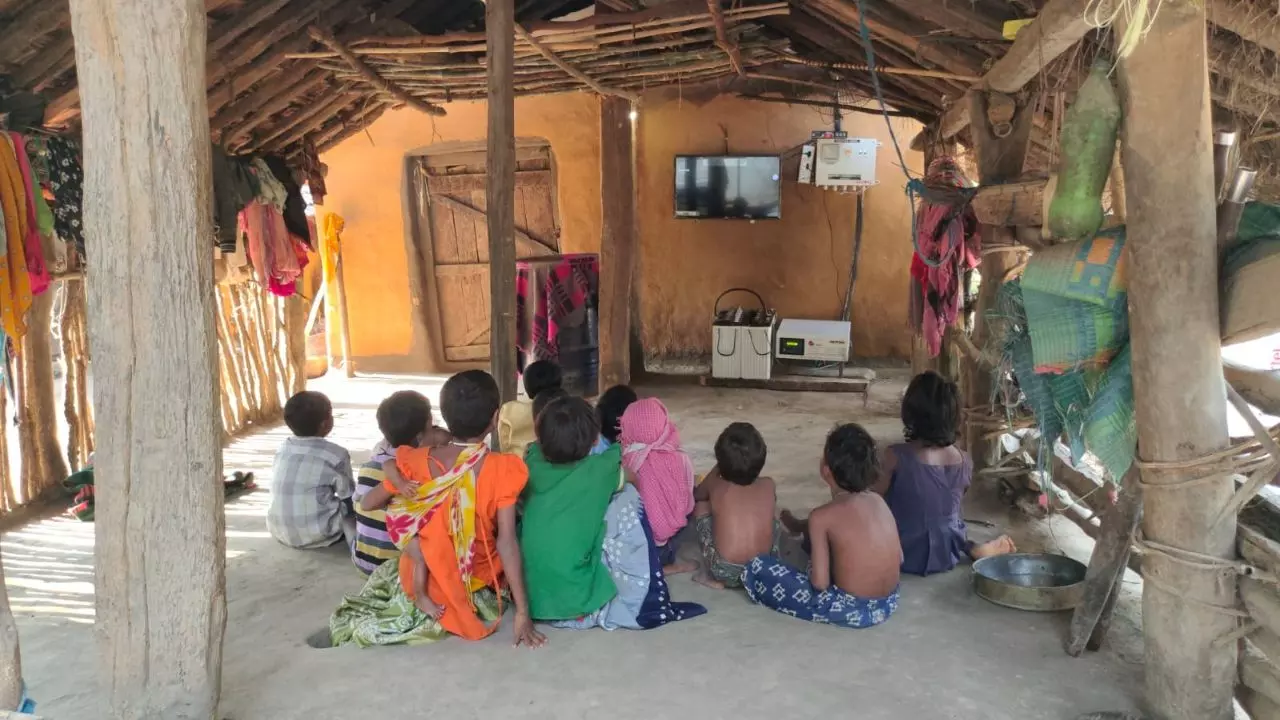 इस गांव में पहली बार लगा टीवी, ग्रामीणों की फटी रह गईं आंखें, कहा- किसी चमत्कार से कम नहीं