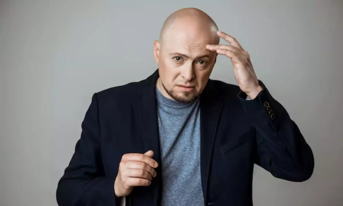 20 रुपये में बाल उगाने की दवा लगाने के लिए लगी भीड़, प्रशासन और पुलिस बेखबर