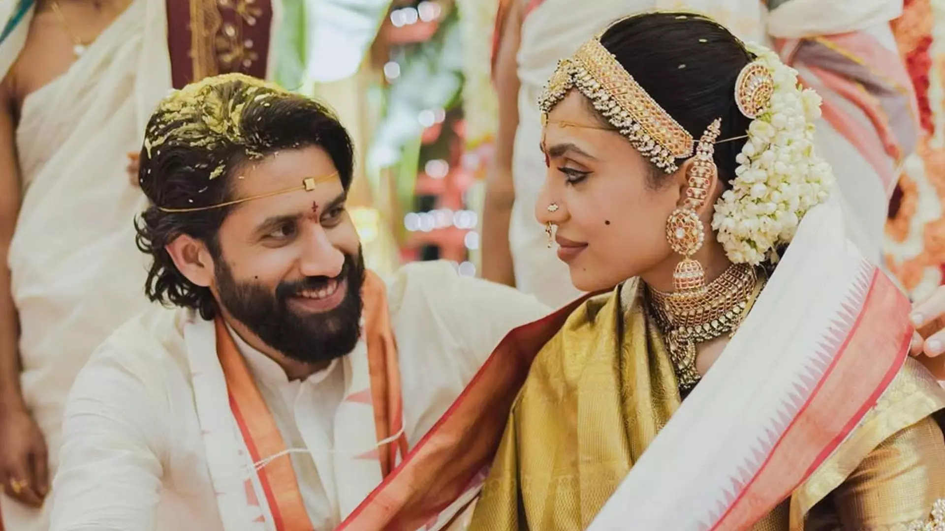Sobhita Dhulipala के पैर छूने पर Naga Chaitanya हुए ट्रोल, यूजर्स ने कहा- खुद को भगवान समझ रहा है Sobhita Dhulipala के पैर छूने पर Naga Chaitanya हुए ट्रोल, यूजर्स ने कहा- खुद को भगवान समझ रहा है