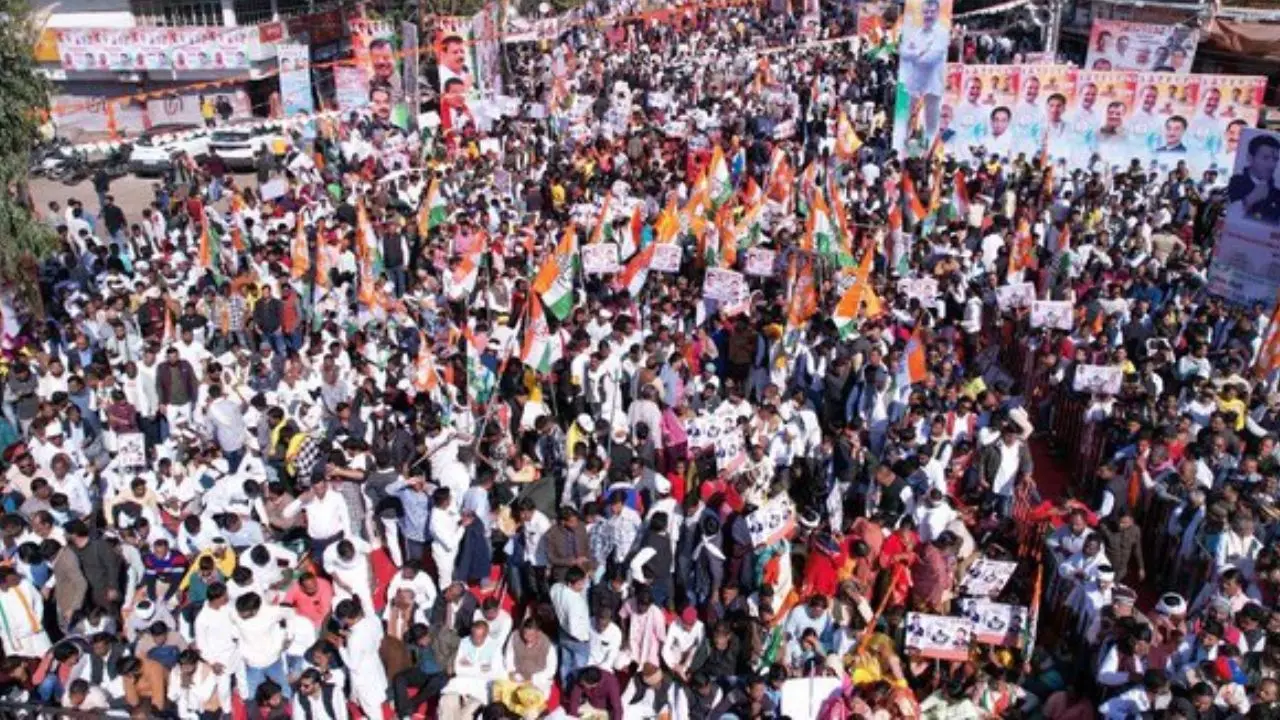 कांग्रेस को फिर आई किसानों की याद, जानें क्यों खाद की बोरियों के साथ प्रदर्शन करने पहुंचे विधानसभा