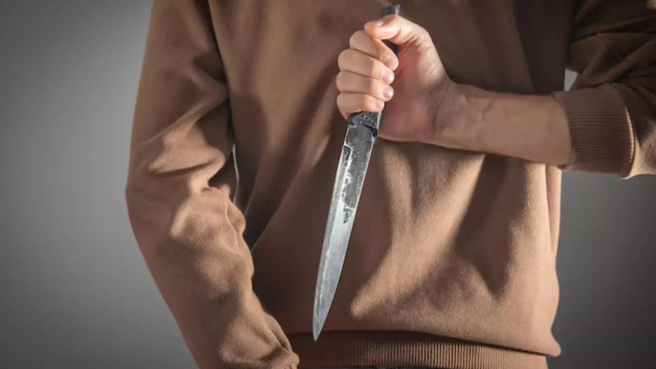 बीवी ने धोखा दिया तो पति ने ऐसे लिया बदला; सास की गर्दन काटकर छोड़ आया पत्नी के प्रेमी के घर