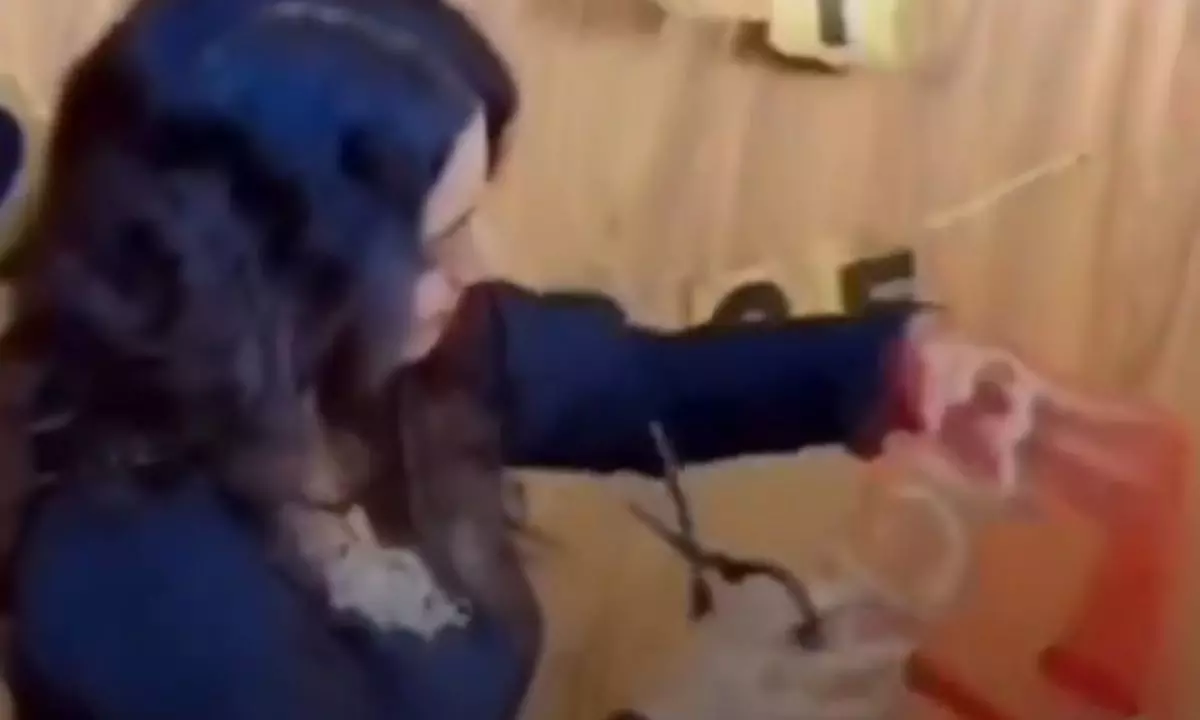 तलाक के बाद जश्न मनाने का नया ट्रेंड: महिला ने हैप्पी डिवोर्स की रखी पार्टी, Video वायरल तलाक के बाद जश्न मनाने का नया ट्रेंड: महिला ने हैप्पी डिवोर्स की रखी पार्टी, Video वायरल