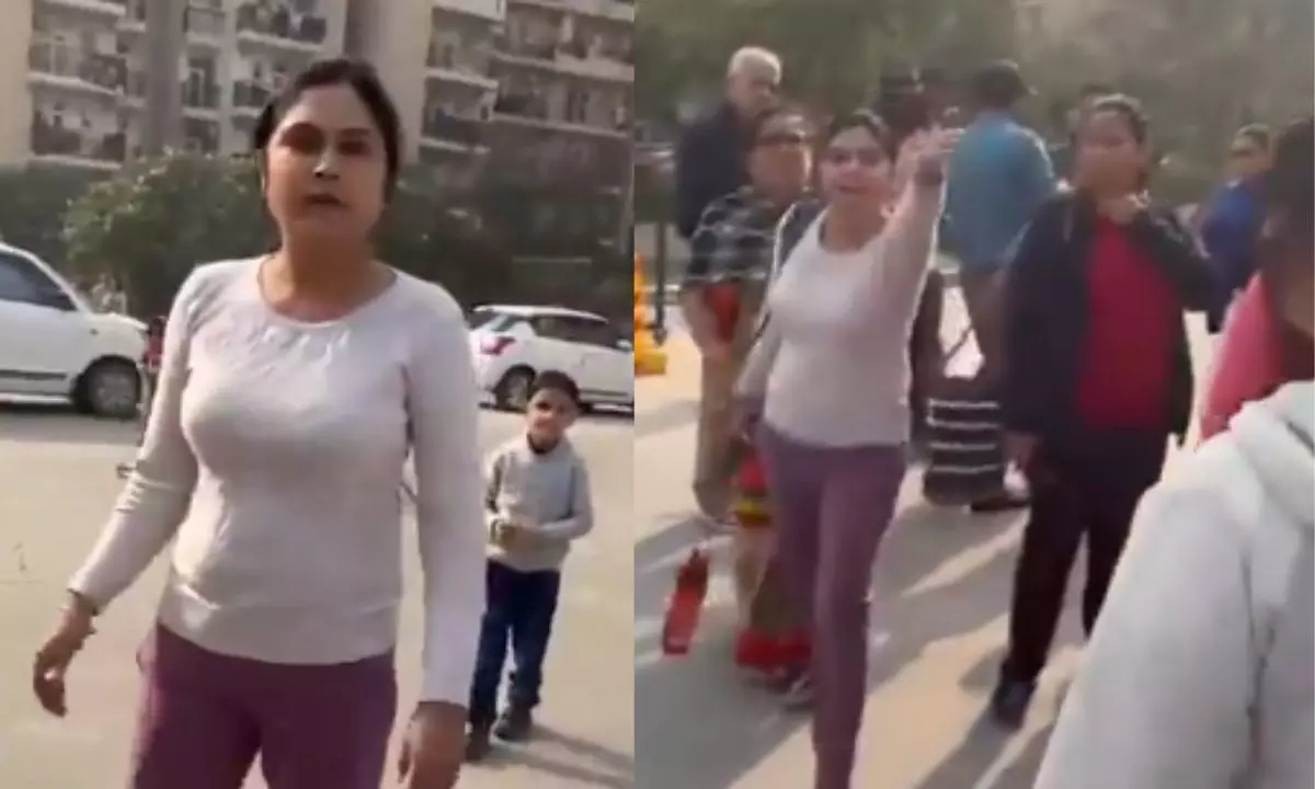 बेटे से लड़ने वाले बच्चे को महिला ने जड़ा थप्पड़, वीडियो बना रहे पड़ोसी को भी पीटा; Video वायरल बेटे से लड़ने वाले बच्चे को महिला ने जड़ा थप्पड़, वीडियो बना रहे पड़ोसी को भी पीटा; Video वायरल