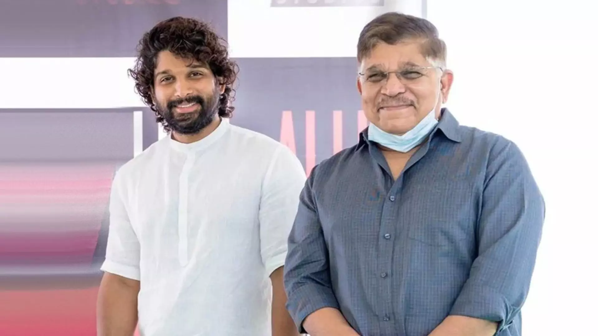 Allu Arjun के पिता ने भगदड़ पीड़ित के पति और बेटे से की मुलाकात, वेंटिलेटर पर है 9 वर्षीय बच्चा Allu Arjun के पिता ने भगदड़ पीड़ित के पति और बेटे से की मुलाकात, वेंटिलेटर पर है 9 वर्षीय बच्चा