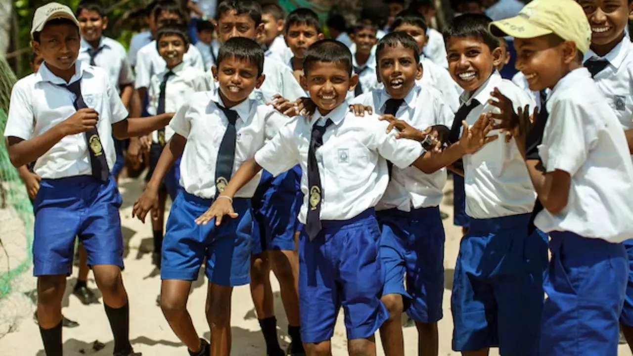 मिड डे मील पर बड़ा सवाल! बच्‍चों के लिए आए अंडे झोले में भरकर ले गए प्रिंसिपल, Video वायरल