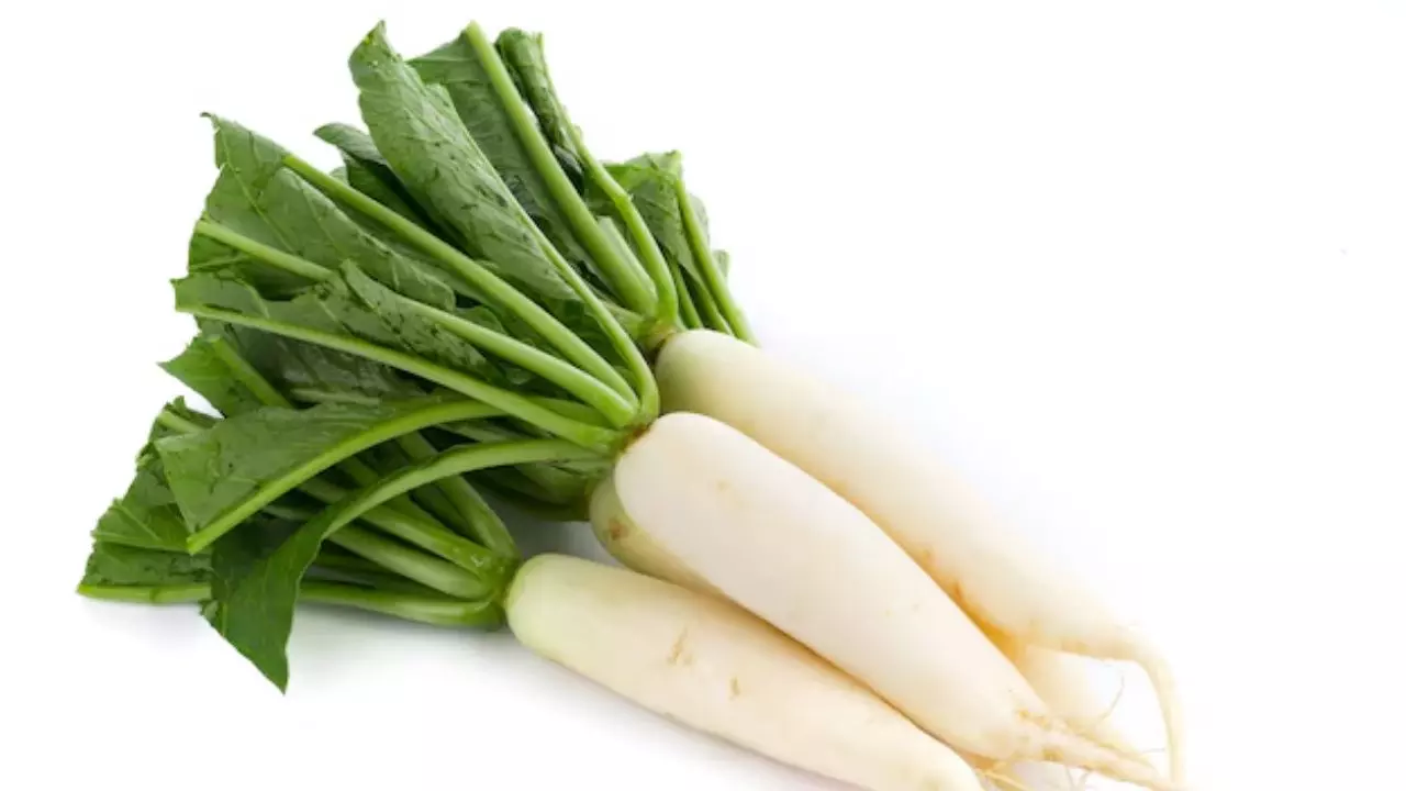 Radish Leaves Benefits: गुणों का खजाना हैं मूली के पत्ते, बेकार समझकर न फेंके, ऐसे करें डाइट में शामिल
