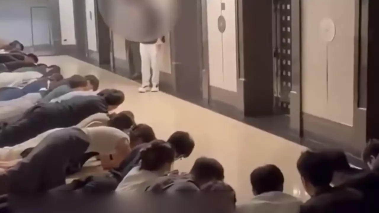 फर्श पर लेटकर बॉस को सलाम! कैसा है इस देश की कंपनी का अनोखा वर्क कल्चर?