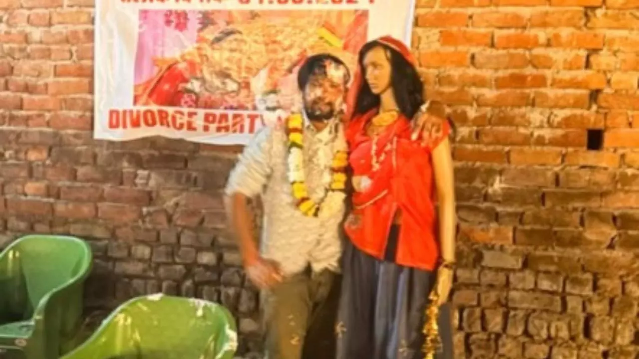 अब ये क्या है भाई! शख्स ने दी तलाक पार्टी, पुतले के साथ दिया पोज़, Video वायरल