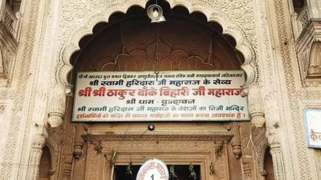 मिनी स्कर्ट और कटी-फटी जींस के साथ NO Entery! बांके बिहारी मंदिर के बाहर श्रद्धालुओं के लिए लगे पोस्टर