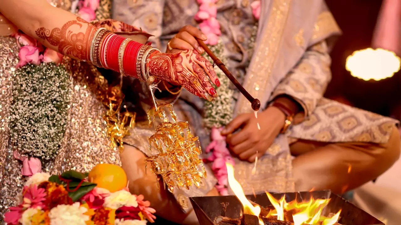तीन बच्चों की मां के प्यार में पड़ा दो बच्चों का पिता, रंगे हाथ पति ने पकड़ा तो कराई प्रेमी से शादी