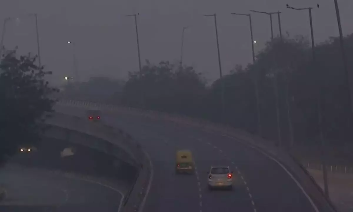 Weather Update: कोहरे से परेशान यूपी, दिल्ली में शीतलहर का असर, देश के विभिन्न हिस्सों में बारिश की संभावना