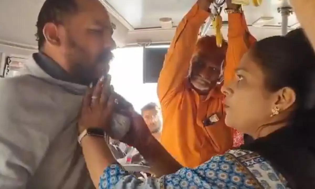 चलती बस में नशेड़ी ने की छेड़छाड़, महिला ने कर दी थप्पड़ों की बरसात, जड़े 25 चांटे: VIDEO
