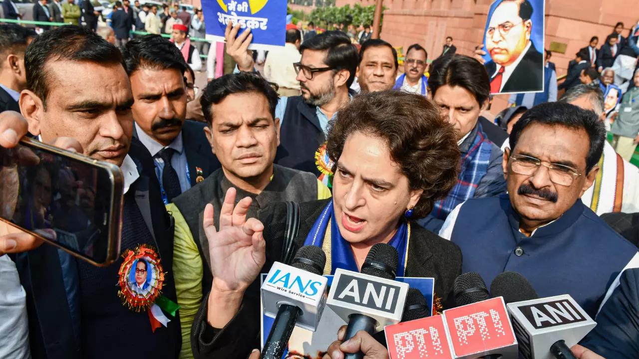संसद सत्र के आखिरी दिन भी बवाल, लोकसभा और राज्‍यसभा स्‍थगित; कांग्रेस-BJP का प्रदर्शन - 10 अपडेट