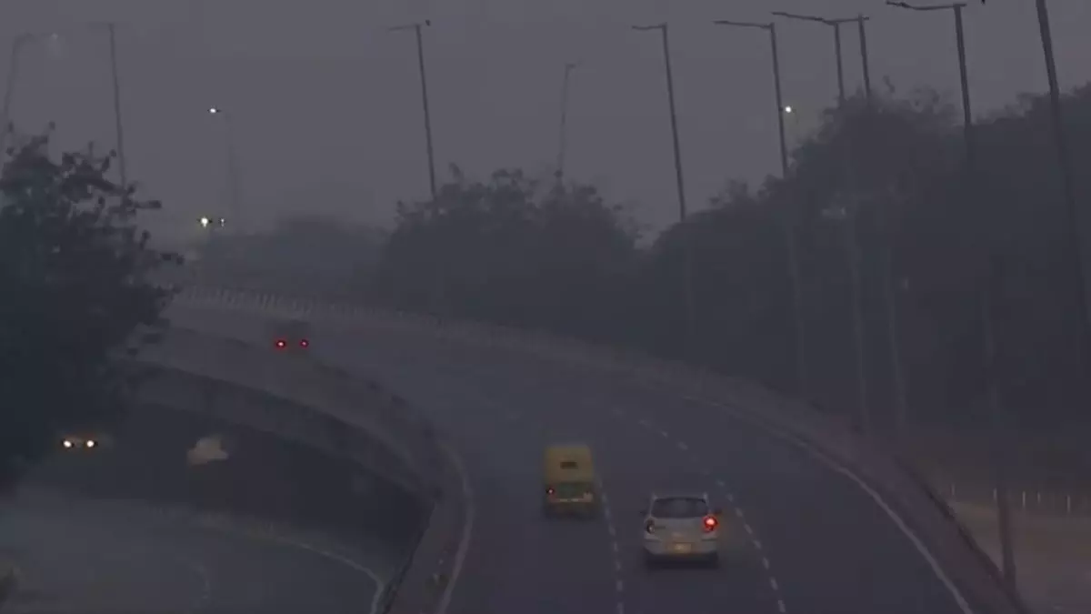 Weather Update: कोहरे से परेशान यूपी, दिल्ली में शीतलहर का असर, देश के विभिन्न हिस्सों में बारिश की संभावना
