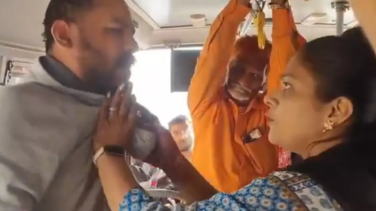 चलती बस में नशेड़ी ने की छेड़छाड़, महिला ने कर दी थप्पड़ों की बरसात, जड़े 25 चांटे: VIDEO