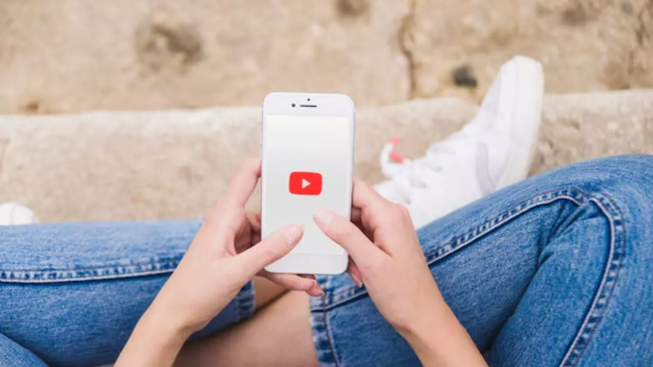 कंटेंट क्रिएटर्स को लग सकता है बड़ा झटका, YouTube की नई गाइडलाइन, इन वीडियोज पर लगेगा बैन