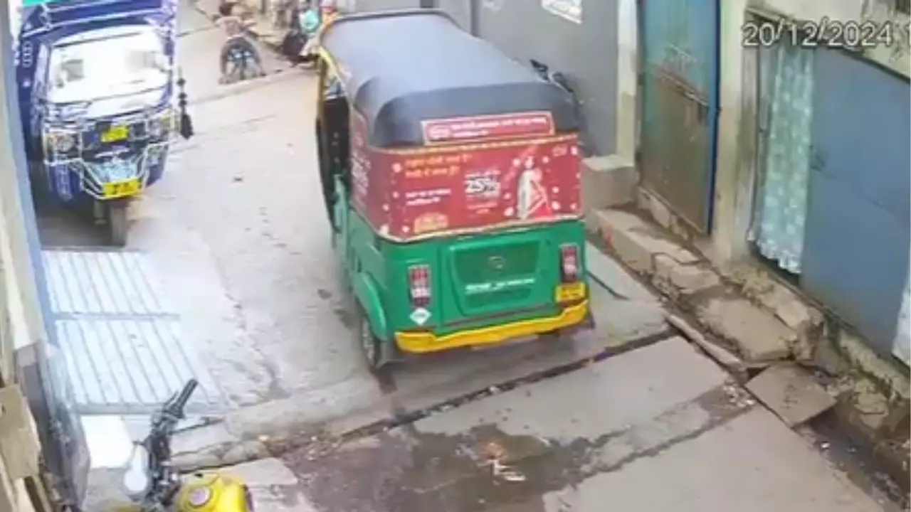 लड़की ने शादी से किया इनकार! तो ऑटो से ले भागा लड़का, फैमिली करती रह गई पीछा, देखें VIDEO
