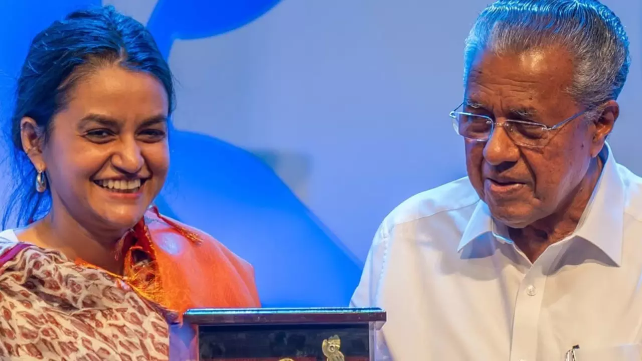 निर्देशक Payal Kapadia को मिला स्पिरिट ऑफ सिनेमा अवार्ड, केरल के सीएम पिनाराई विजयन ने किया सम्मानित