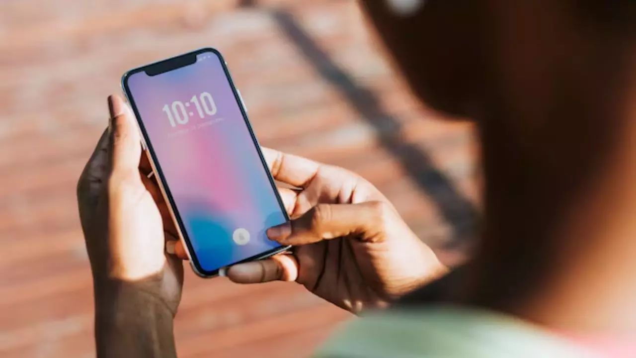 अब भगवान चलाएंगे मोबाइल! दानपात्र में गलती से गिरा iPhone, पुजारी ने वापस देने से किया इंकार