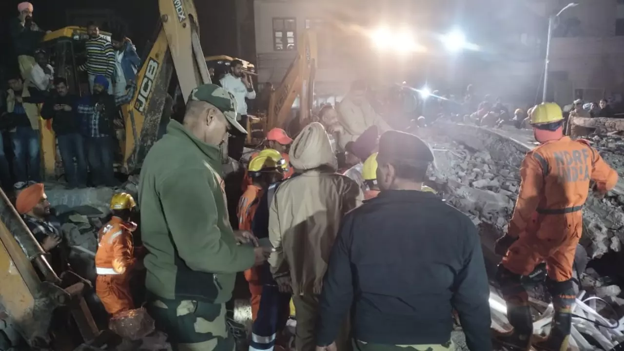 मोहाली में भरभरा कर गिरी चार मंजिला इमारत, 2 की मौत, फंसे लोगों का रेस्क्यू जारी | VIDEO