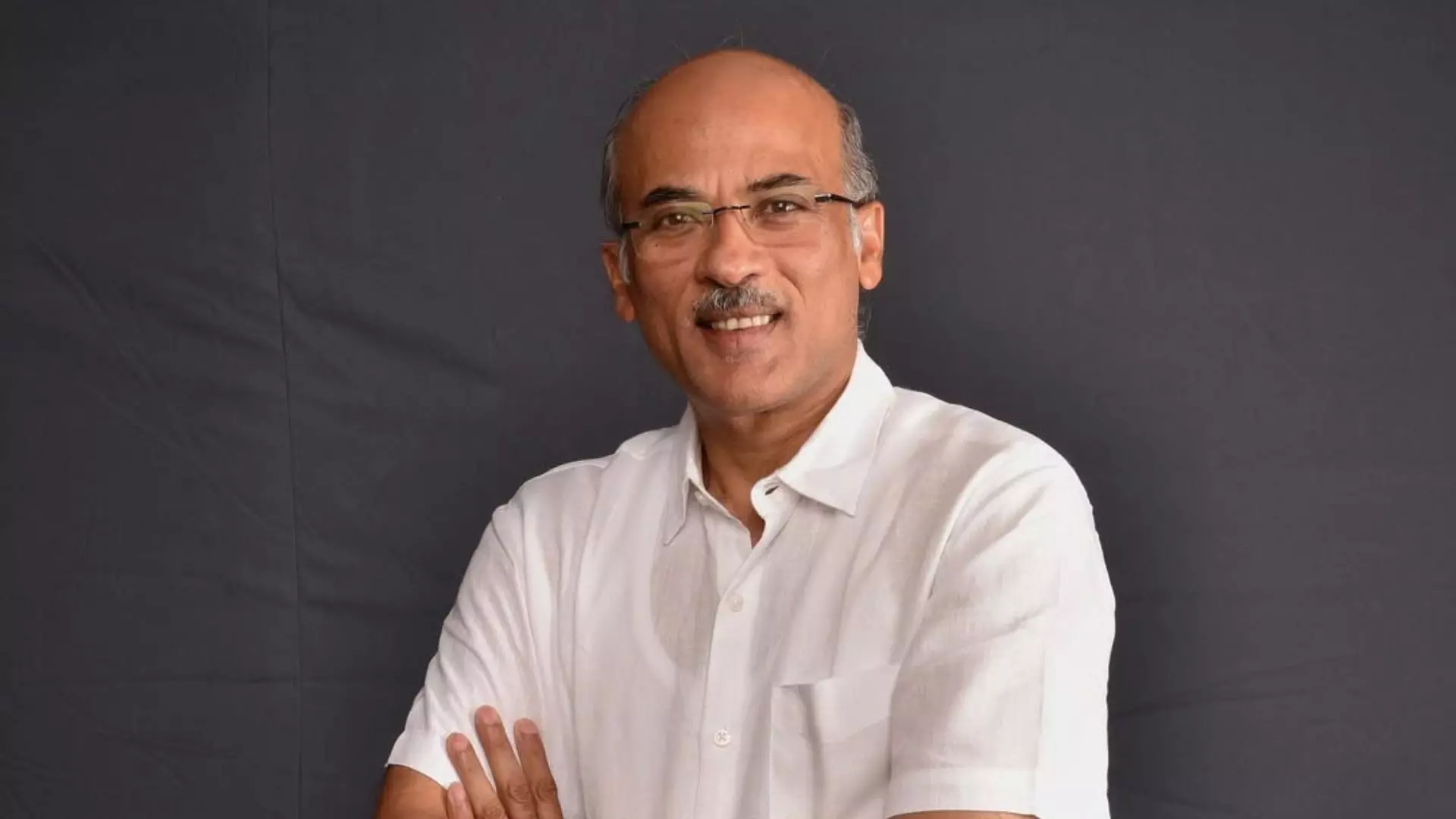 राजश्री प्रोडक्शंस के वारिस होने बाद भी Sooraj Barjatya को इस फिल्म के सेट पर उठाने पड़े थे Nana Patekar के जूते राजश्री प्रोडक्शंस के वारिस होने बाद भी Sooraj Barjatya को इस फिल्म के सेट पर उठाने पड़े थे Nana Patekar के जूते