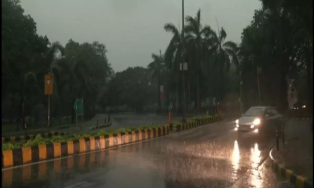 हल्की बारिश और सर्द हवाओं से Delhi NCR में बढ़ी ठंड, क्या है पूरे उत्तर भारत का हाल?
