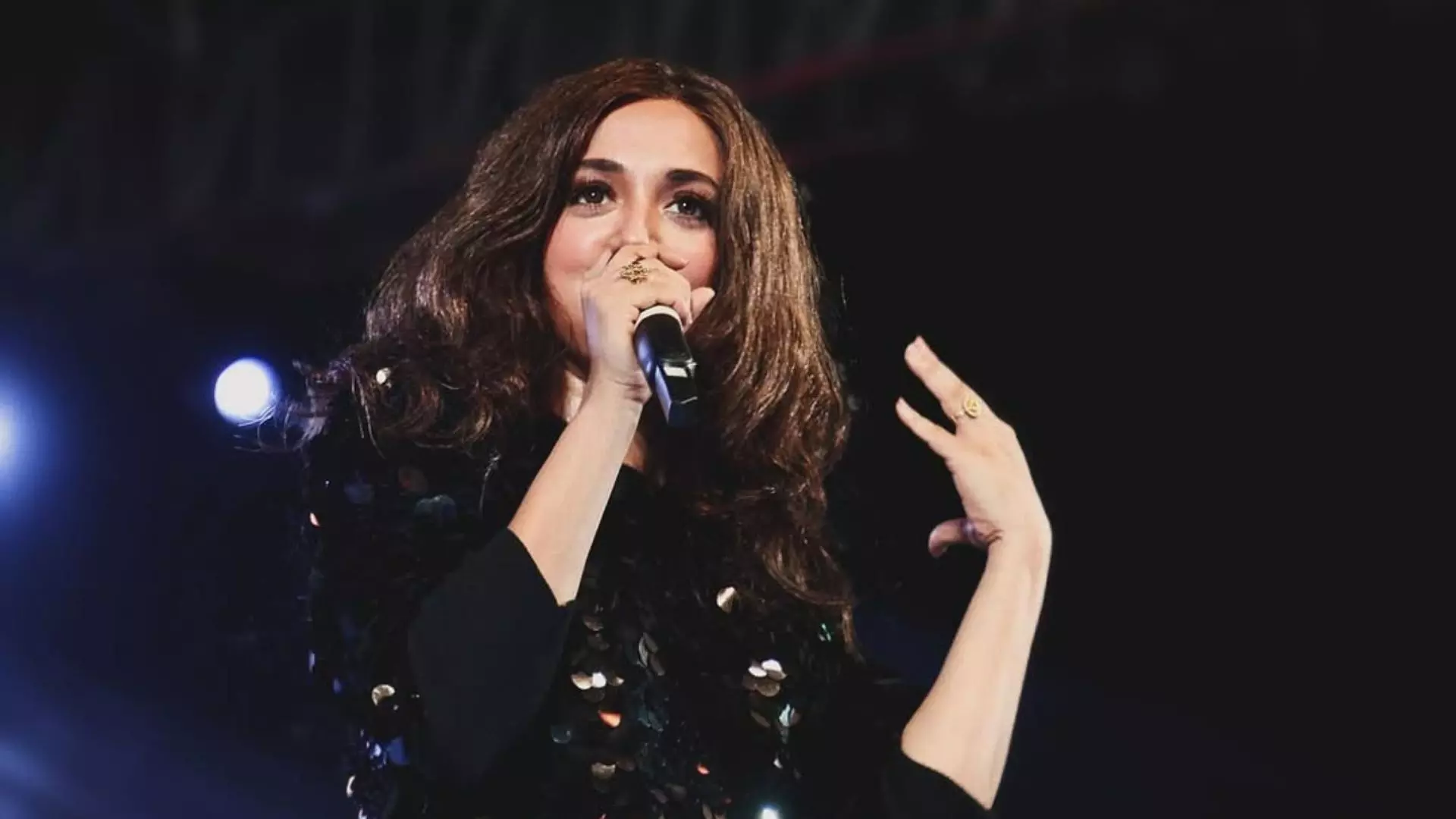 Diljit Dosanjh के बाद खराब मैनजमेंट और बेसिक इंफ्रास्ट्रक्चर के सुधार में बोलीं Monali Thakur, बीच शो में छोड़ा मंच