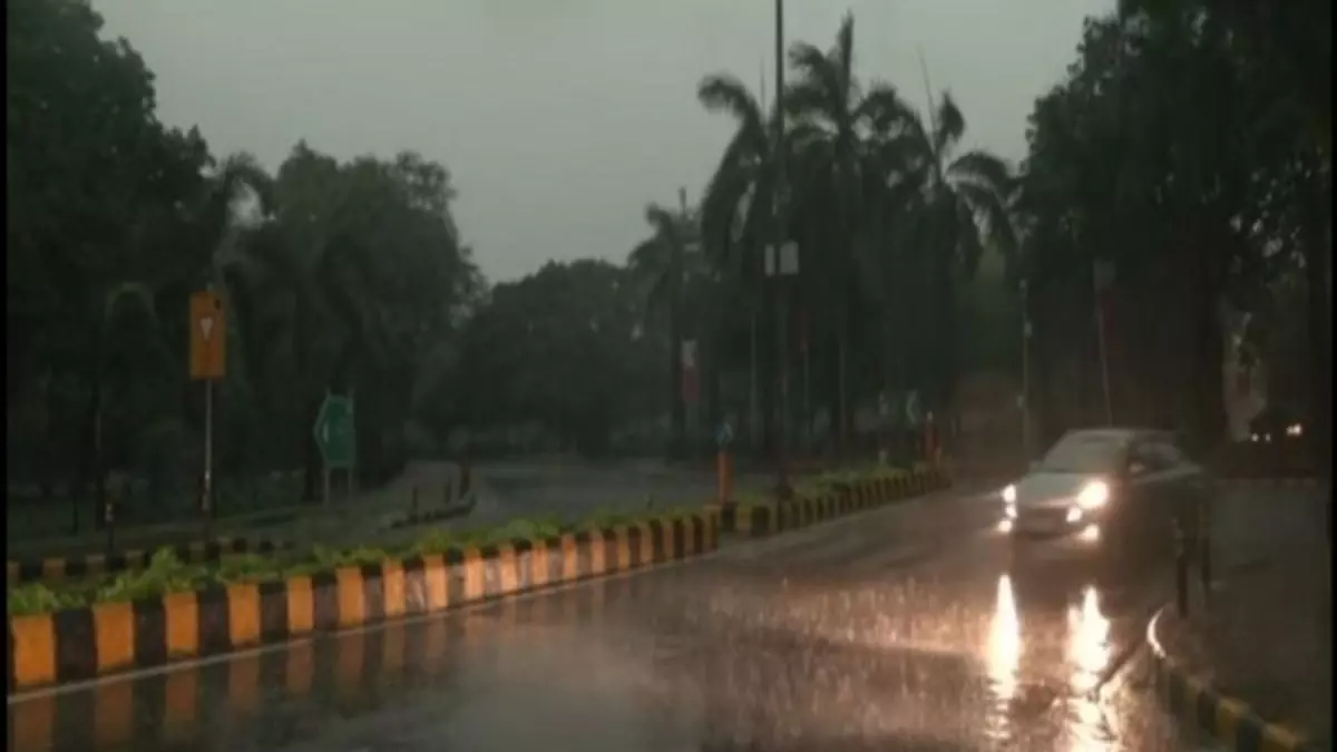हल्की बारिश और सर्द हवाओं से Delhi NCR में बढ़ी ठंड, क्या है पूरे उत्तर भारत का हाल?
