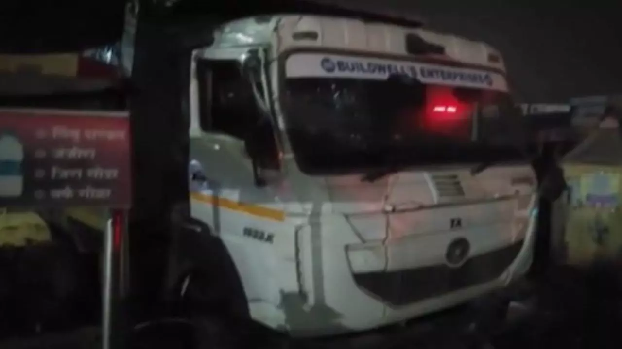 Pune: फुटपाथ पर सो रहे 9 लोगों को डंपर ने रौंदा, 2 बच्चों समेत 3 की मौत, नशे में धुत था ड्राइवर | VIDEO