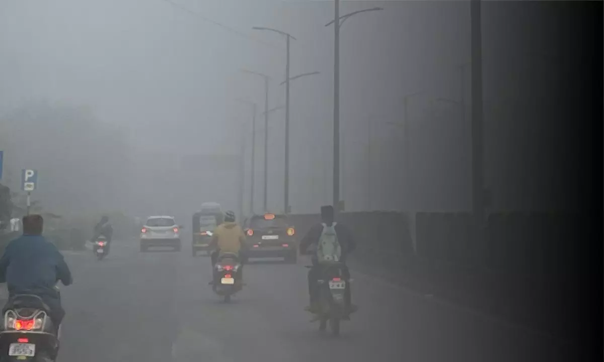 पहाड़ों में बर्फबारी से मैदानों में शीतलहर, दिल्ली NCR में ठिठुरन और प्रदूषण की दोहरी मार
